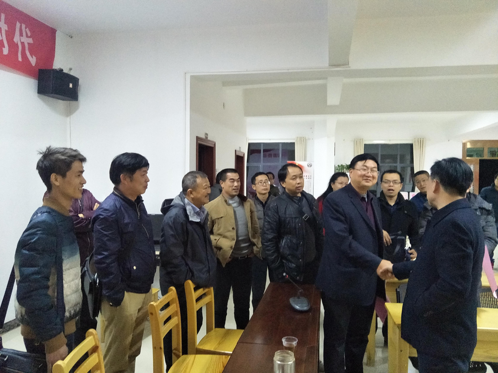 各學校領導與高陽平老師親切握手