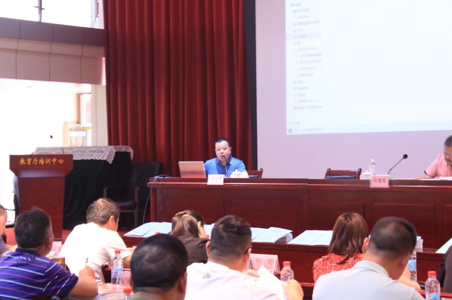 編輯部謝文輝做產品策劃總結規劃匯報及討論工作報告