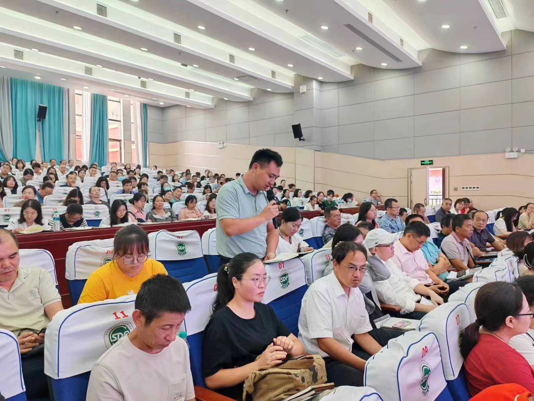 講座現(xiàn)場(chǎng)聽(tīng)課老師與專(zhuān)家交流互動(dòng)